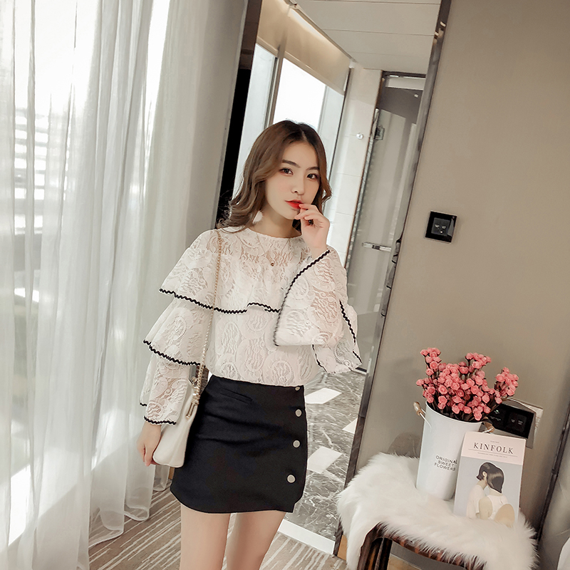 เสื้อลูกไม้สีขาวแต่งระบายเป็นชั้นๆ ลุคสวยเก๋ น่ารักๆ ใส่สวย ๆ ได้ตลอด ไม่มีวันตกเทรนด์ ( สินค้าพร้อมส่ง )