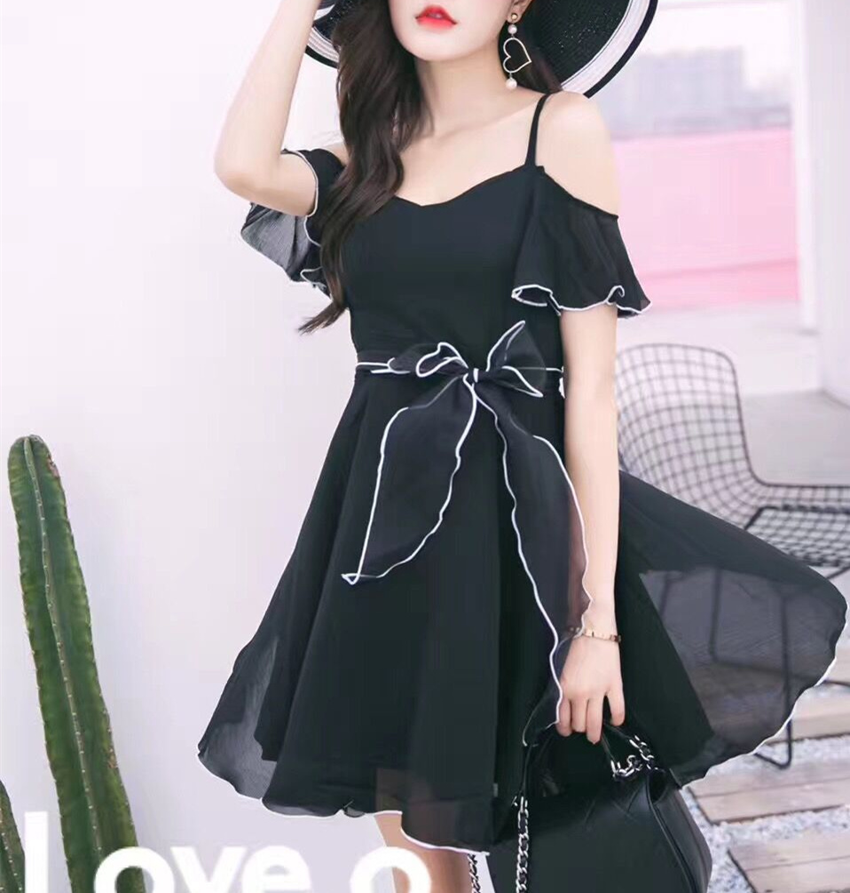 ชุดเดรสสั้นสีดำ เปิดไหล่ กระโปรงทรงบาน สวยเก๋ น่ารักสไตล์เกาหลี