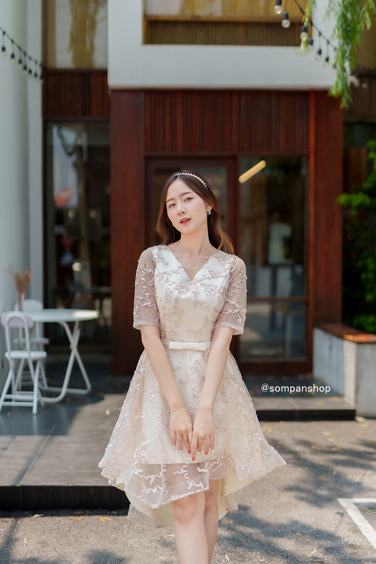 ชุดเดรสออกงานสีครีมเบจ คอวีปักลายนูน กระโปรงทรงบานหน้าสั้นหลังยาว แนวเรียบหรู สวย ดูดี ใส่เป็นชุดราตรี ชุดออกงาน ชุดไปงานแต่งงาน กลางวัน กลางคืน