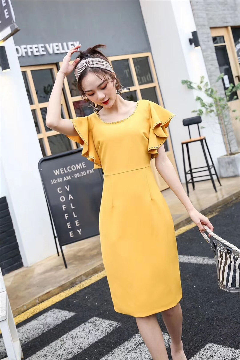 ชุดเดรสสั้นทำงานสีเหลือง แขนระบาย คอ/แขนแต่งหมุด ทรงเข้ารูป