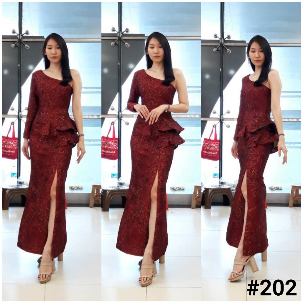 ชุดออกงานราตรียาวสีแดง ทรงเข้ารูป ไหล่เฉียงบ่าเดียวแขนยาว เอวระบาย ผ้าอัดลายดอกไม้ : S M L XL