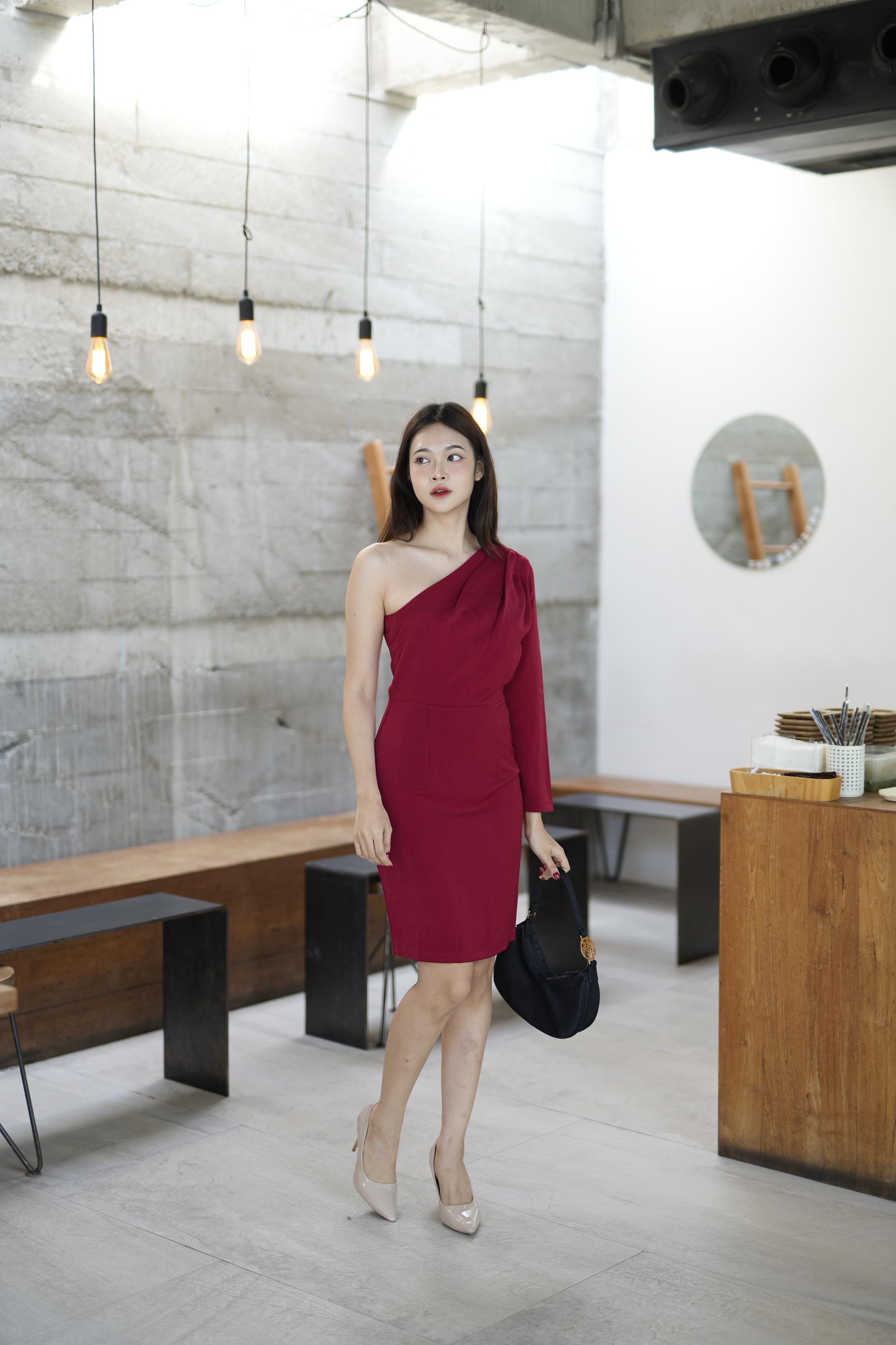 ชุดไปงานสีแดง ไหล่เฉียงข้าง เรียบหรู สวย ดูดี ใส่เป็น ชุดราตรี ชุดออกงาน ชุดไปงานแต่งงาน กลางวัน กลางคืน