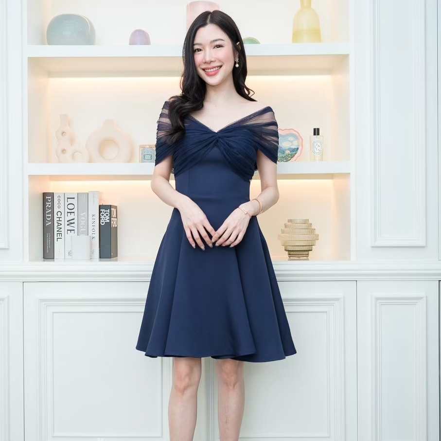 ชุดเดรสสั้นออกงานสีน้ำเงินกรมท่า ปาดไหล่แต่งผ้าซีทรู กระโปรงทรงบาน แบบสวย เรียบหรู ดูแพง ใส่ไปงานแต่งกลางวัน/กลางคืน ชุดราตรี ชุดไปงานแต่ง ชุดออกงาน