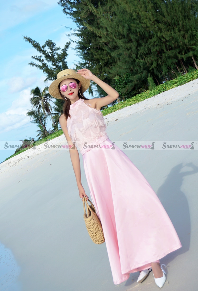 ชุดเดรสยาวสีชมพู แขนกุด แต่งขนฟรุ้งฟริ้งน่ารัก กระโปรงยาวทรงบาน แนวสวยหวาน น่ารักๆ