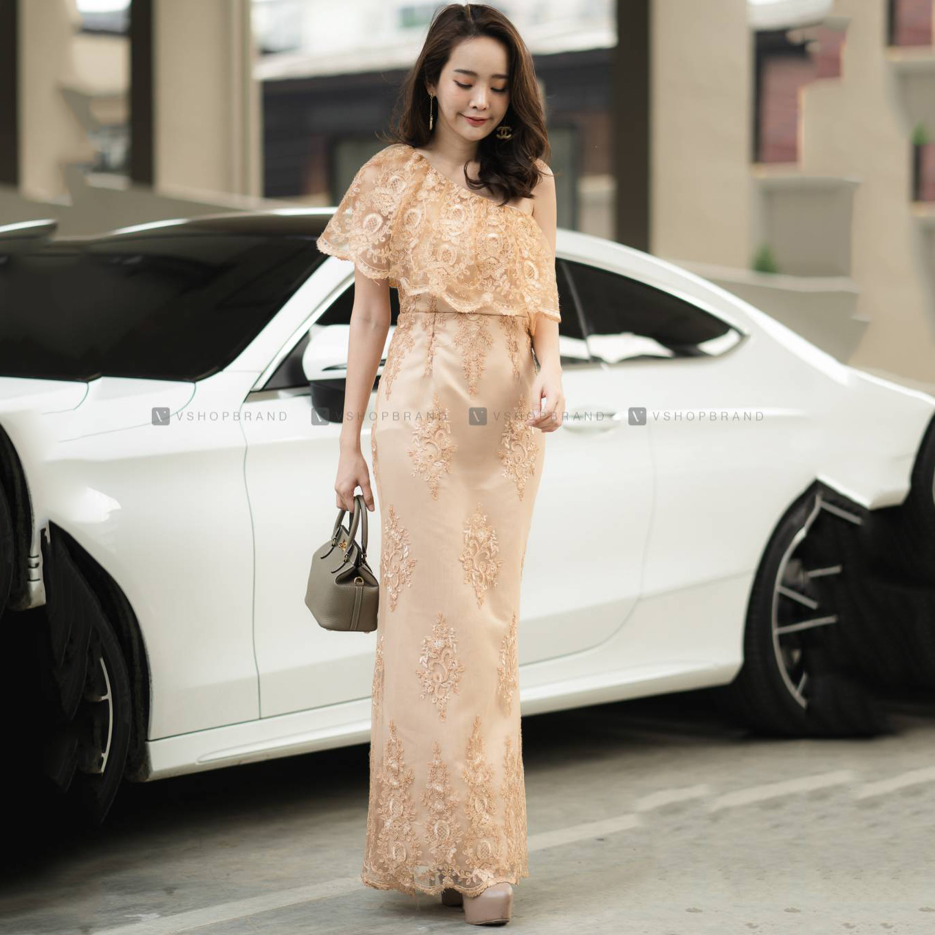ชุดออกยาวลูกไม้สีทอง ไหลเฉียงข้าง กระโปรงยาว ผ้าลูกไม้ปักดื้น S M L XL