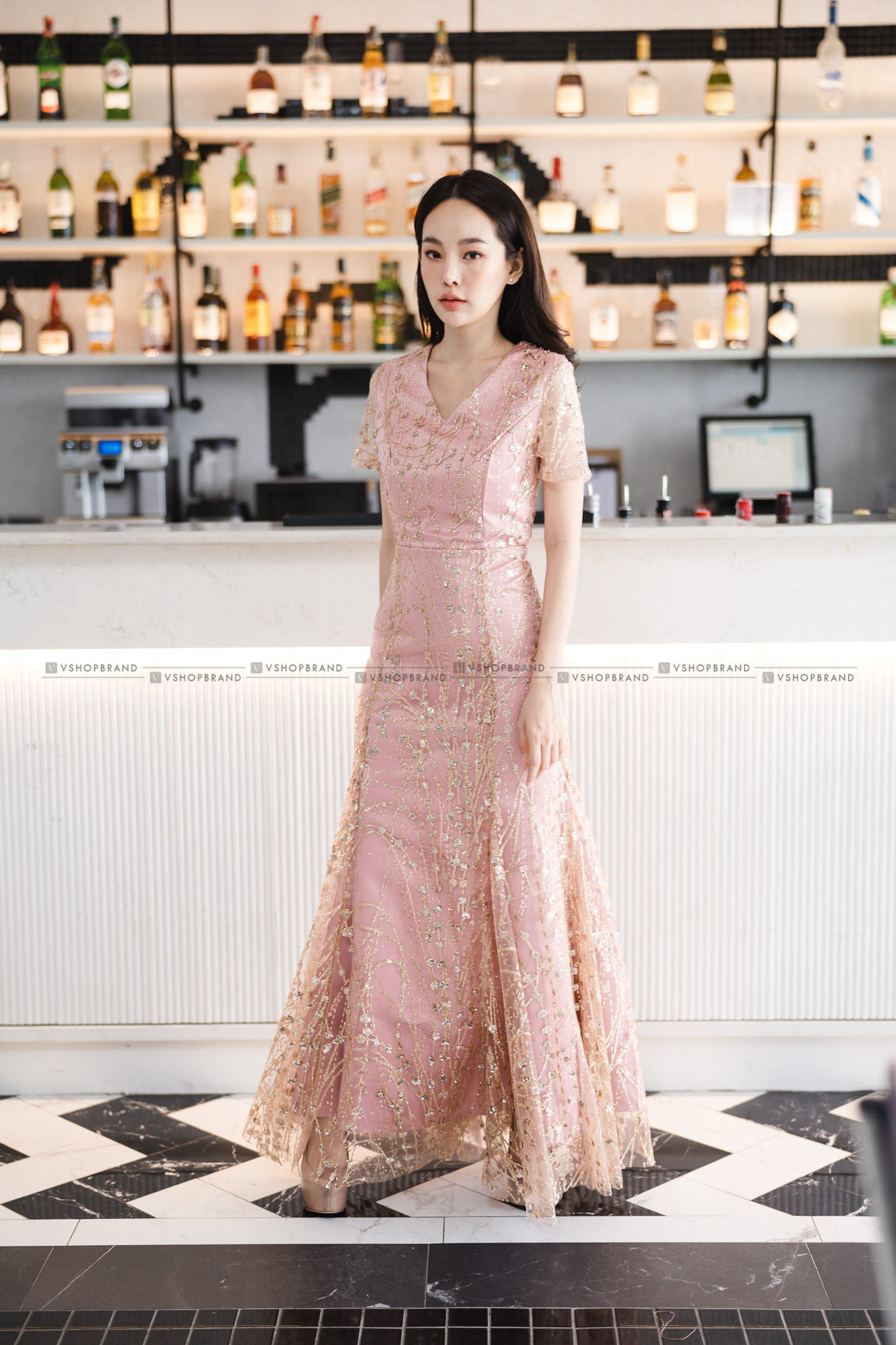 ชุดออกงานราตรียาวสีชมพู ผ้ากากเพชรคริสตรัลระยิบระยับ แขนสั้น กระโปรงยาวทรงเอบาน แนวเรียบหรู สวยสง่า ดูแพง เหมาะสำหรับใส่ออกงานราตรี ไปงานแต่งกลางคืน