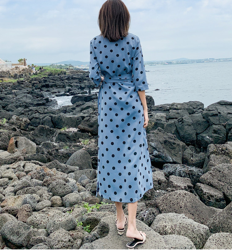 ชุดไปเที่ยวทะเลสวยๆ เดรสยาวลายจุดสีฟ้า