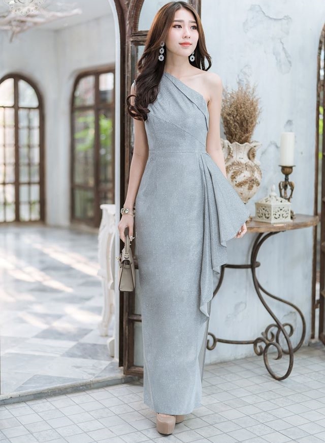 ชุดราตรี ชุดออกงาน ชุดไปงานแต่งงานสีเทา เดรสยาวไหล่เฉยงแต่งระบายข้าง ผ้ากากเพชระยิบระยับ