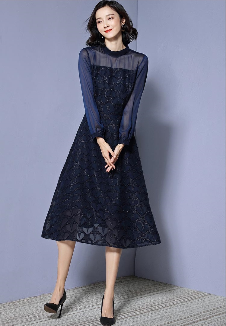 ชุดเดรสสั้นสีน้ำเงินกรมท่า ช่วงไหล่-แขนแต่งซีทรู กระโปรงสั้นทรงเอ ผ้าชีฟองอัดลาย