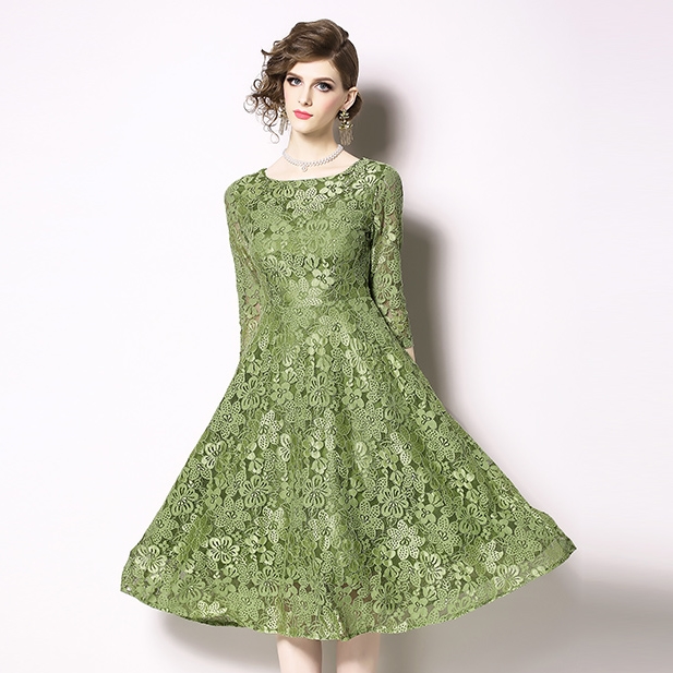 ชุดเดรสลูกไม้สีเขียว
