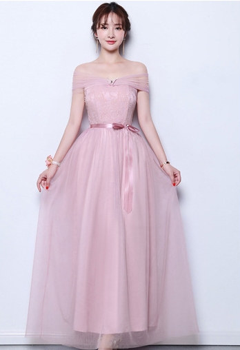 ชุดราตรียาวสีชมพู เปิดไหล่ผูกโบว์หลังน่ารักๆ กระโปรงยาวทรงบาน