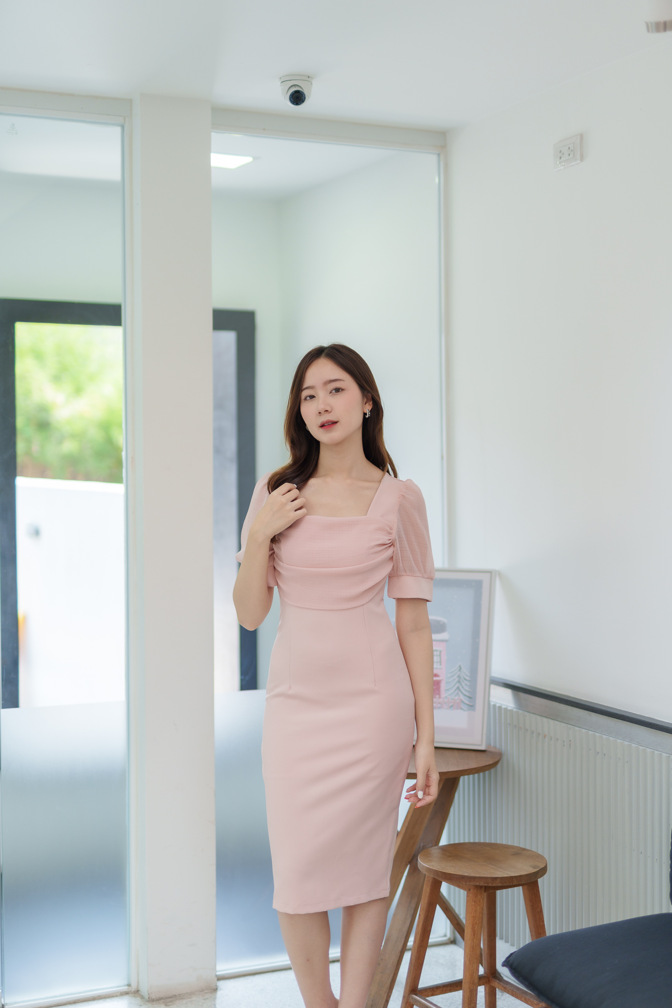 ชุดเดรสออกงานสีชมพูโอรส ทรงเข้ารูป แขนสั้น แนวเรียบหรู สวยสง่า ใส่ออกงาน ไปงานแต่ง ใส่ทำงานได้