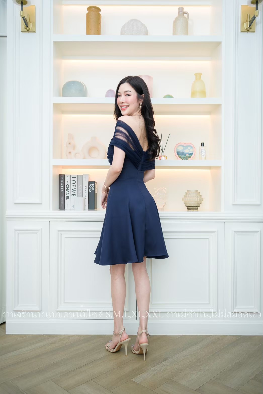 ชุดเดรสสั้นออกงานสีน้ำเงินกรมท่า ปาดไหล่แต่งผ้าซีทรู กระโปรงทรงบาน แบบสวย เรียบหรู ดูแพง ใส่ไปงานแต่งกลางวัน/กลางคืน ชุดราตรี ชุดไปงานแต่ง ชุดออกงาน