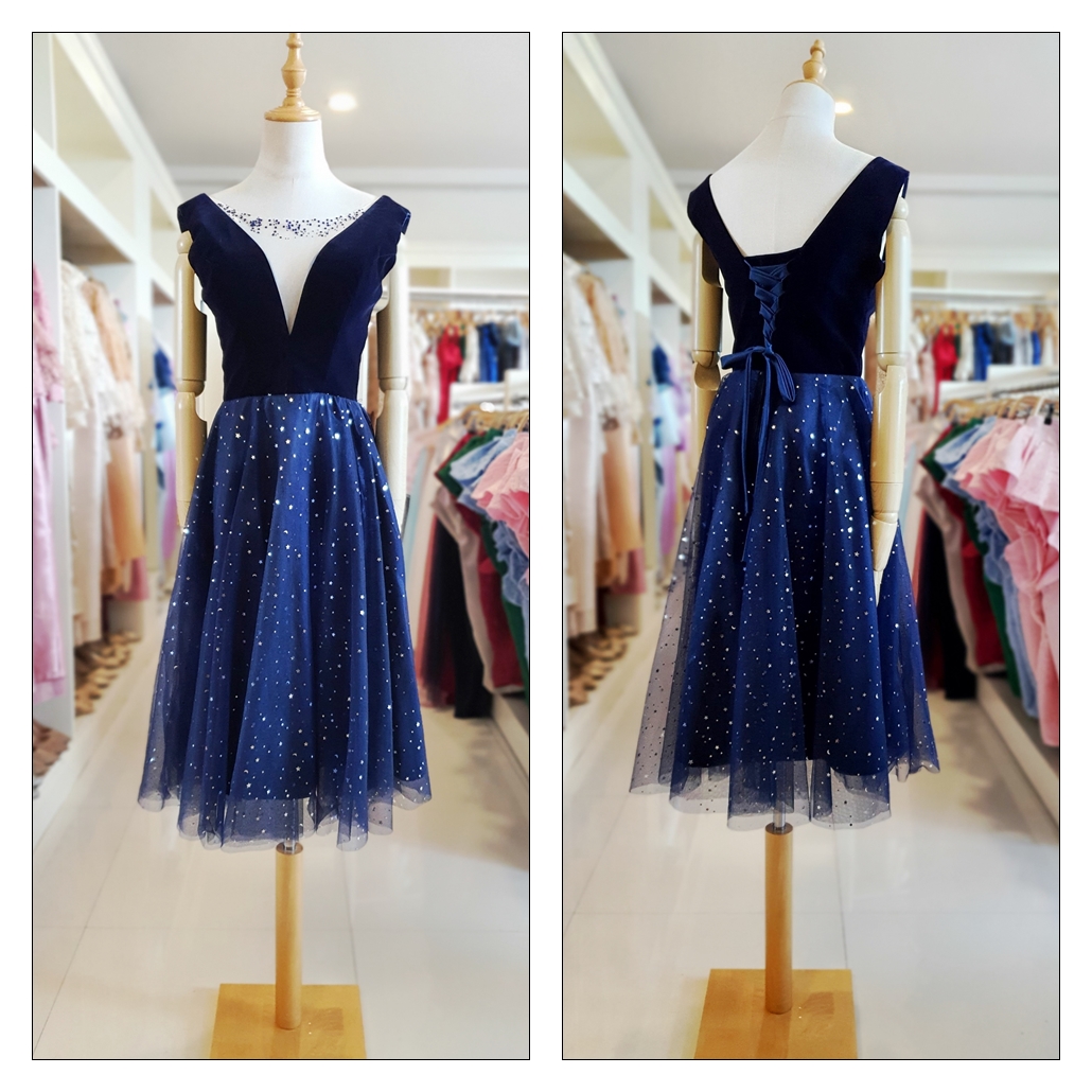 ชุดราตรี ชุดออกงาน ชุดไปงานแต่งงานสีน้ำเงิน คอวี แขนกุด กระโปรงทรงบานสไตล์เจ้าหญิง แนวเรียบหรู สวย น่ารัก