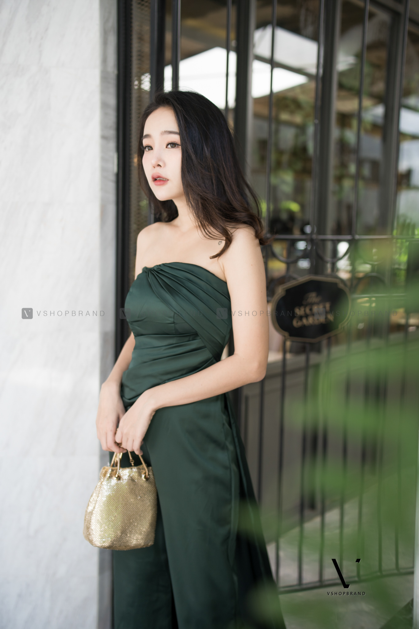 ชุดออกงานยาวสีเขียวมรกต แบบกางเกง เกาะอก กางเกงทรงบาบาน ลุคเรียบหรู สวยดูดีมากๆๆๆ