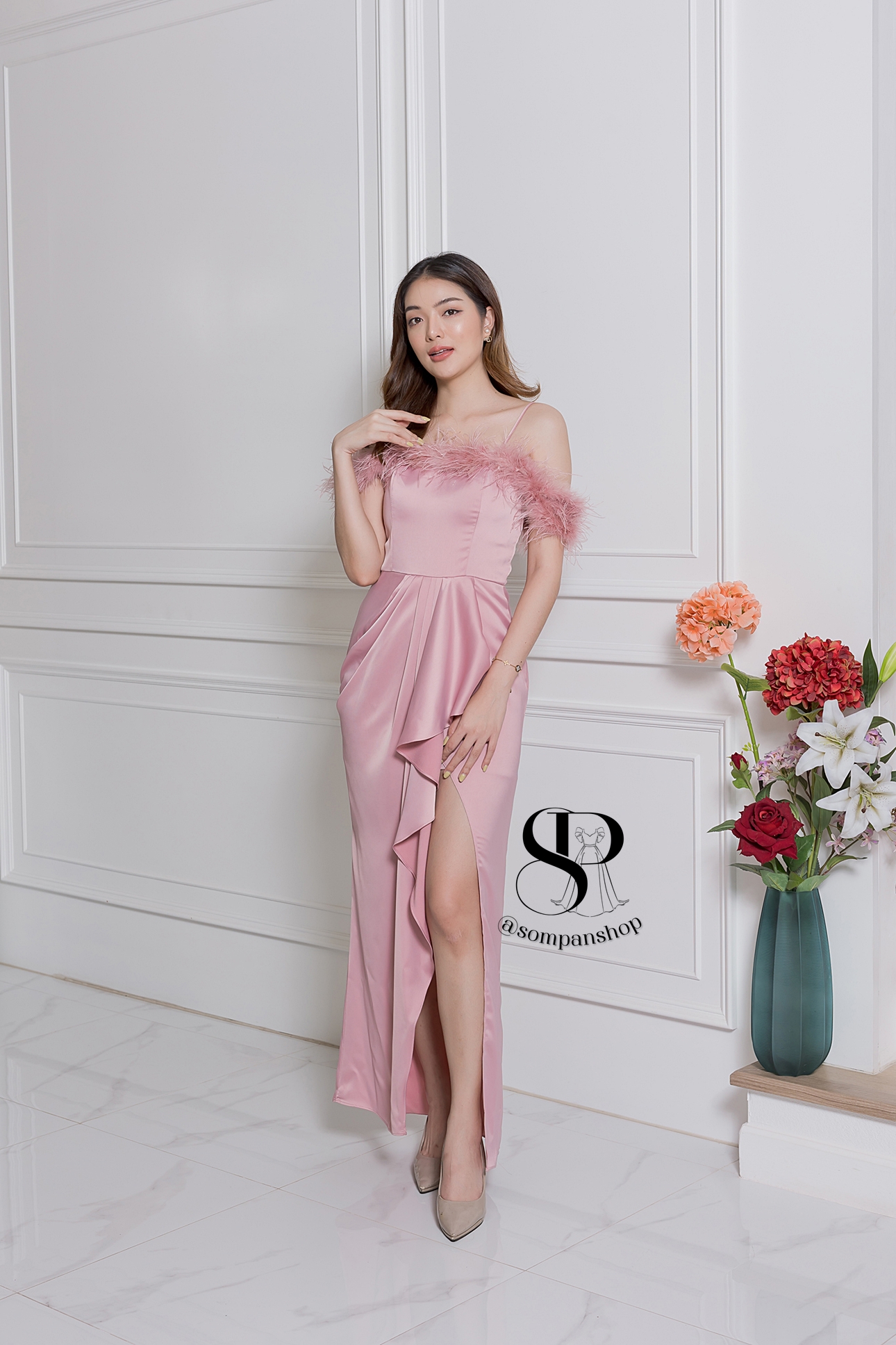 ชุดราตรียาวสีชมพู ทรงปาดไหล่ แต่งขนนก เหมาะสำหรับใส่เป็นชุดราตรี ชุดไปงานแต่งงาน ชุดเพื่อนเจ้าสาว ชุดไปงานเลี้ยงต่างๆ