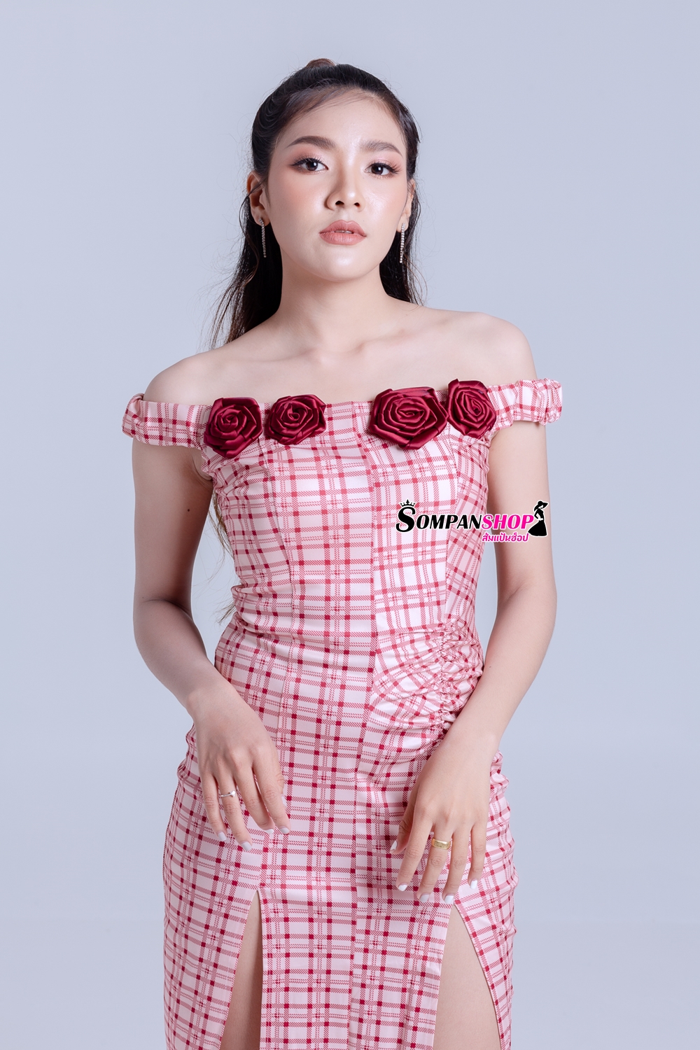 ชุดเดรสยาวปาดไหล่แต่งดอกไม้ ลุคสวย น่ารักๆ ใส่เดินเล่นริมทะเล