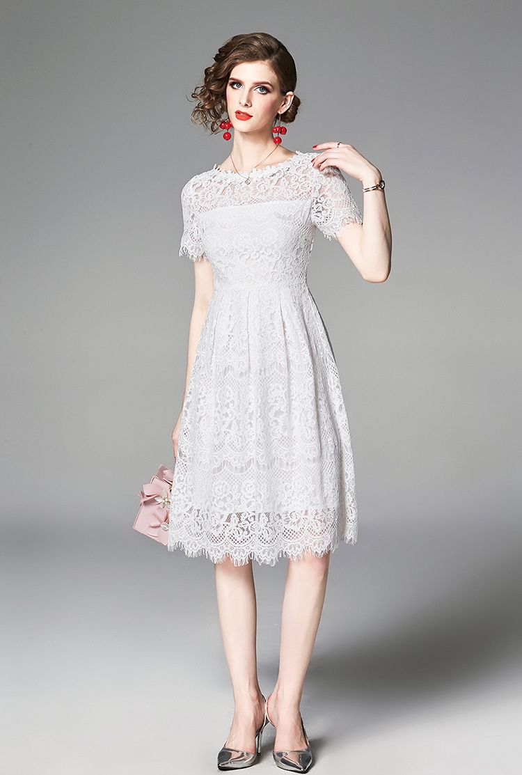 ชุดเดรสลูกไม้สีขาว