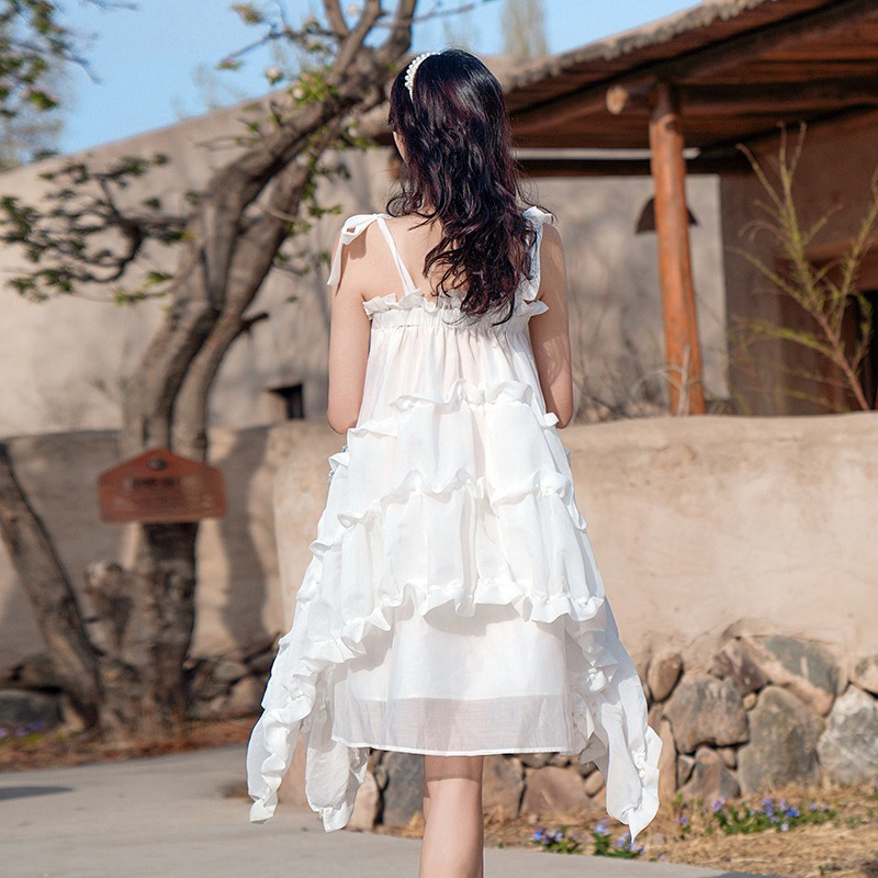 ชุดเดรสสั้นสีขาว สายเดี่ยวไหล่ผูกโบว์ กระโปรงแต่งระบายเป็นชั้นๆ แฟชั่นชุดใส่เที่ยวทะเล ไอเดียชุดแต่งตัวไปเที่ยวทะเล ใครมีแพลนไปทะเลแต่ยังไม่ได้หาชุดต้องดู