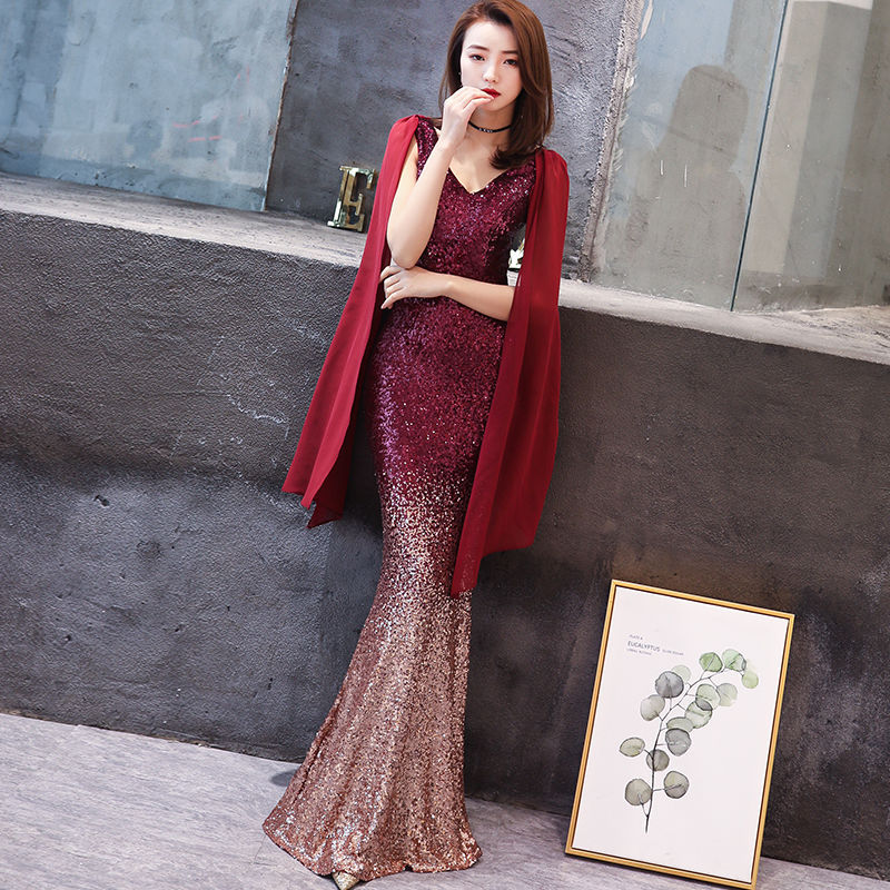 ชุดราตรียาวสีแดง แขนกุดแต่งระบายปักเลื่อมทั้งชุด กระโปรงทรงหางปลา เรียบหรูดูแพง สวยดูดี แบบสวยทันสมัย ใส่ออกงาน งานราตรี ไปงานแต่งกลางคืน