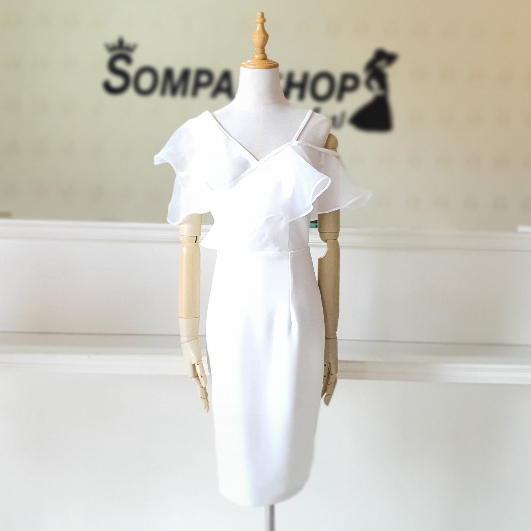 ชุดไปงานแต่งงานสีขาว เดรสสั้นแต่งระบายผ้าไหมแก้ว แบบน่ารัก สวยๆ เรียบหรูดูแพง ชุดราตรี ชุดไปงานแต่งงาน ชุดออกงาน