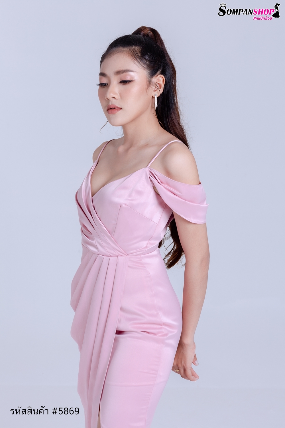 ชุดออกงานสีชมพู เดรสยาวสายเดี่ยวคล้องไหล่ กระโปรงยาวผ่าหน้า แนวเรียบหรู ชุดราตรี ชุดไปงานแต่งงาน