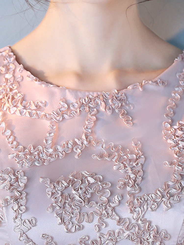 ชุดราตรีสั้นสีครีมเบจ ผ้าปักลายนูน แขนระบาย สไตล์เรียบหรูดูแพง สวยดูดี แบบสวยทันสมัย ใส่ออกงาน งานราตรี ไปงานแต่ง