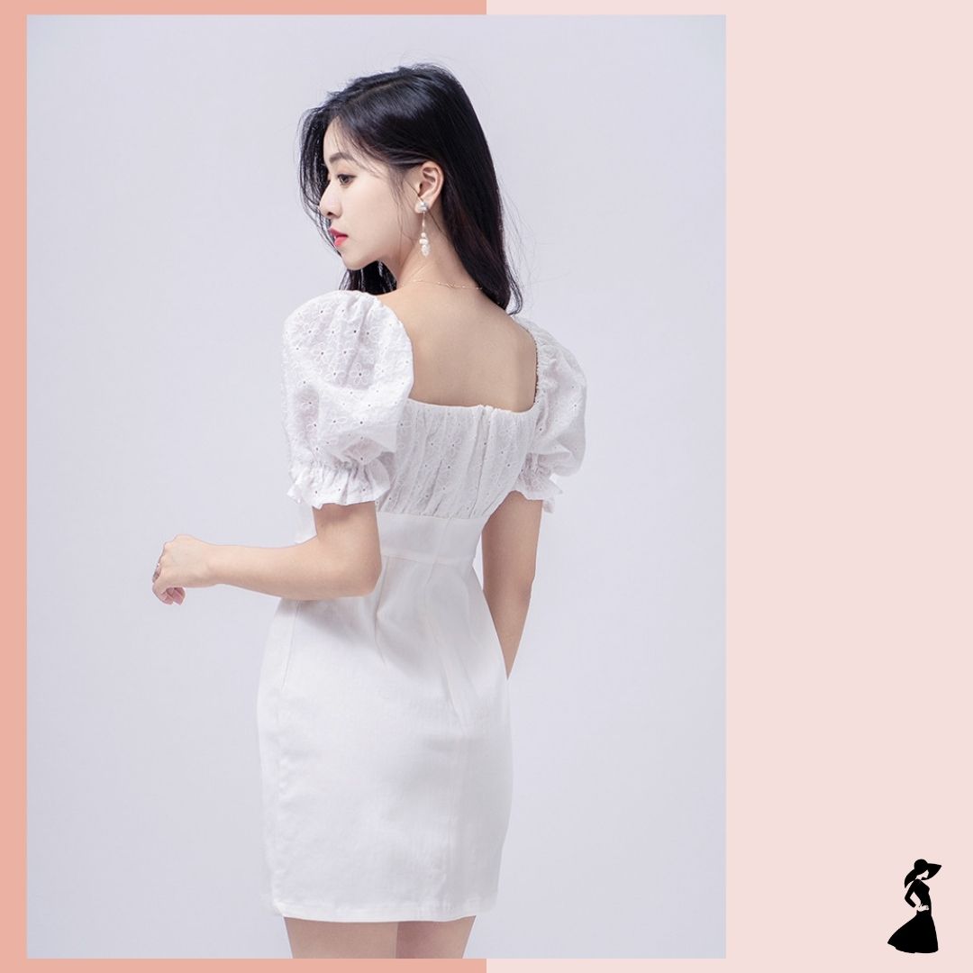 ชุดเดรสสั้นสีขาว เปิดไหล่ ทรงเข้ารูป แนวน่ารัก