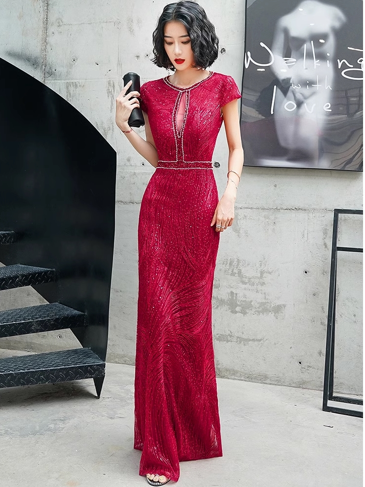 ชุดราตรียาวสีแดงสวยหรูดูแพง เหมาะสำหรับใส่เป็นชุดราตรี ชุดออกงาน ชุดไปงานแต่ง ชุดรับรางวัล ชุดไปงานเลี้ยงกลางคืน