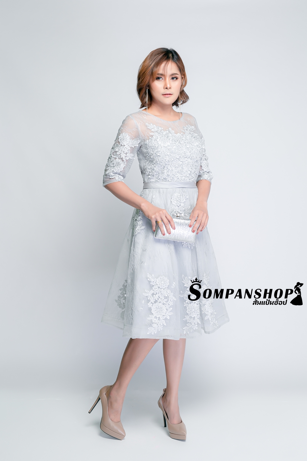 ชุดออกงานราตรีสั้นสีเทา ผ้าลูกไม้ปักสวยหรู แขนสามส่วน กระโปรงคลุมเข่าทรงเอ สวยหวาน เรียบหรูดูแพงมากๆ เหมาะสำหรับใส่เป็นชุดไปงานแต่งกลางวัน ชุดไปงานแต่งกลางคืน ชุดออกงานกลางวัน ชุดออกงานกลางคืน ชุดราตรี