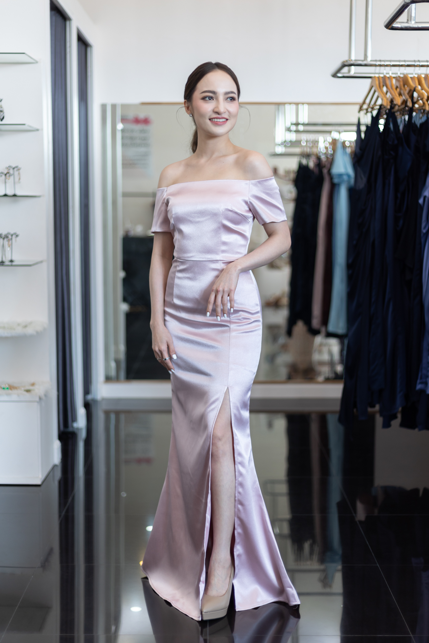 ชุดออกงานราตรียาวสีชมพู เปิดไหล่ เรียบหรูดูแพง สวยดูดี ใส่ออกงานราตรี ไปงานแต่งงาน งานเลี้ยง งานบายเนียร์