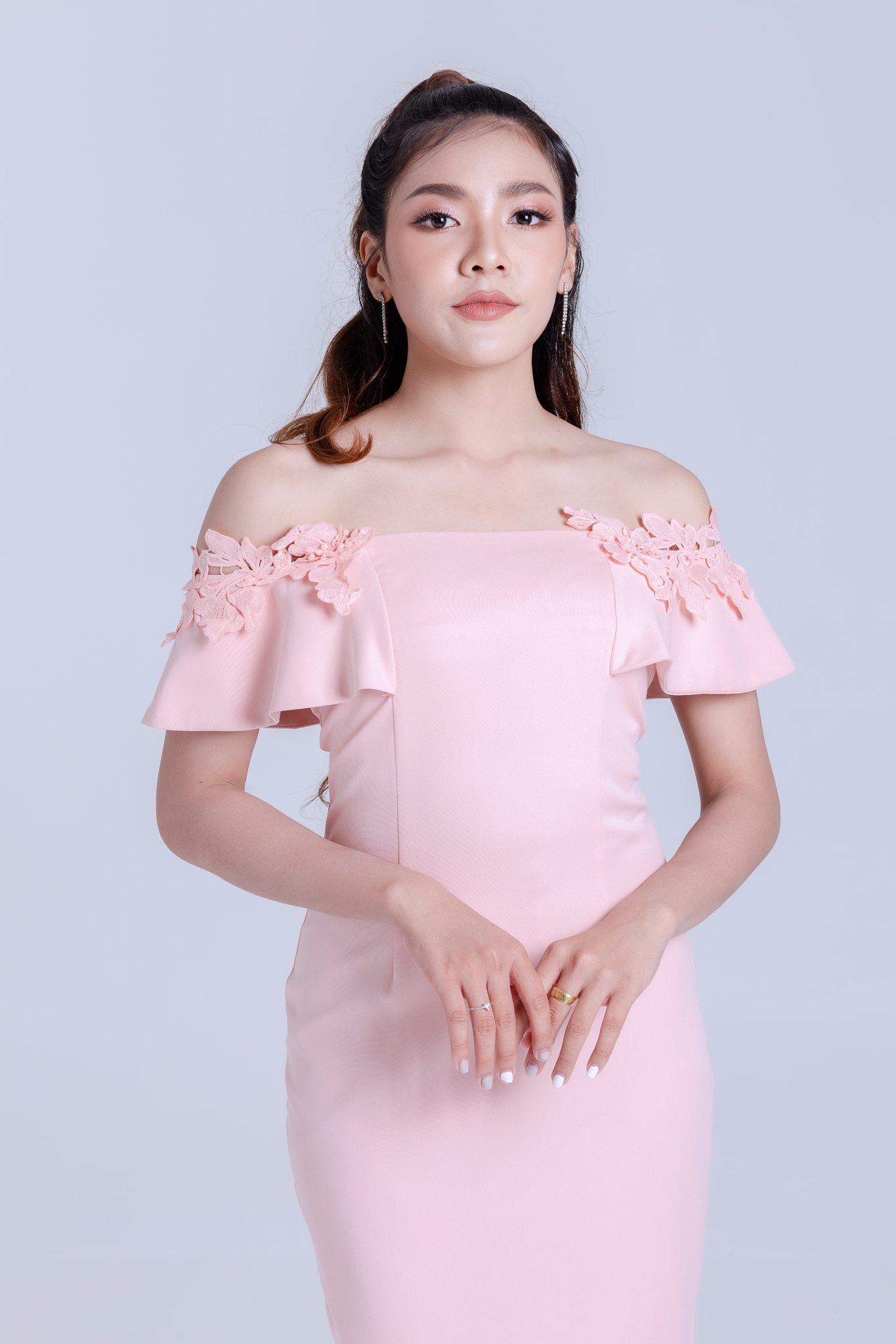 ชุดราตรี ชุดออกงาน ชุดไปงานแต่งงานงานสีชมพูโอรส เปิดไหล่แต่งดอกไม้ เดรสทรงเข้ารูป เรียบหรู สวยดูดี