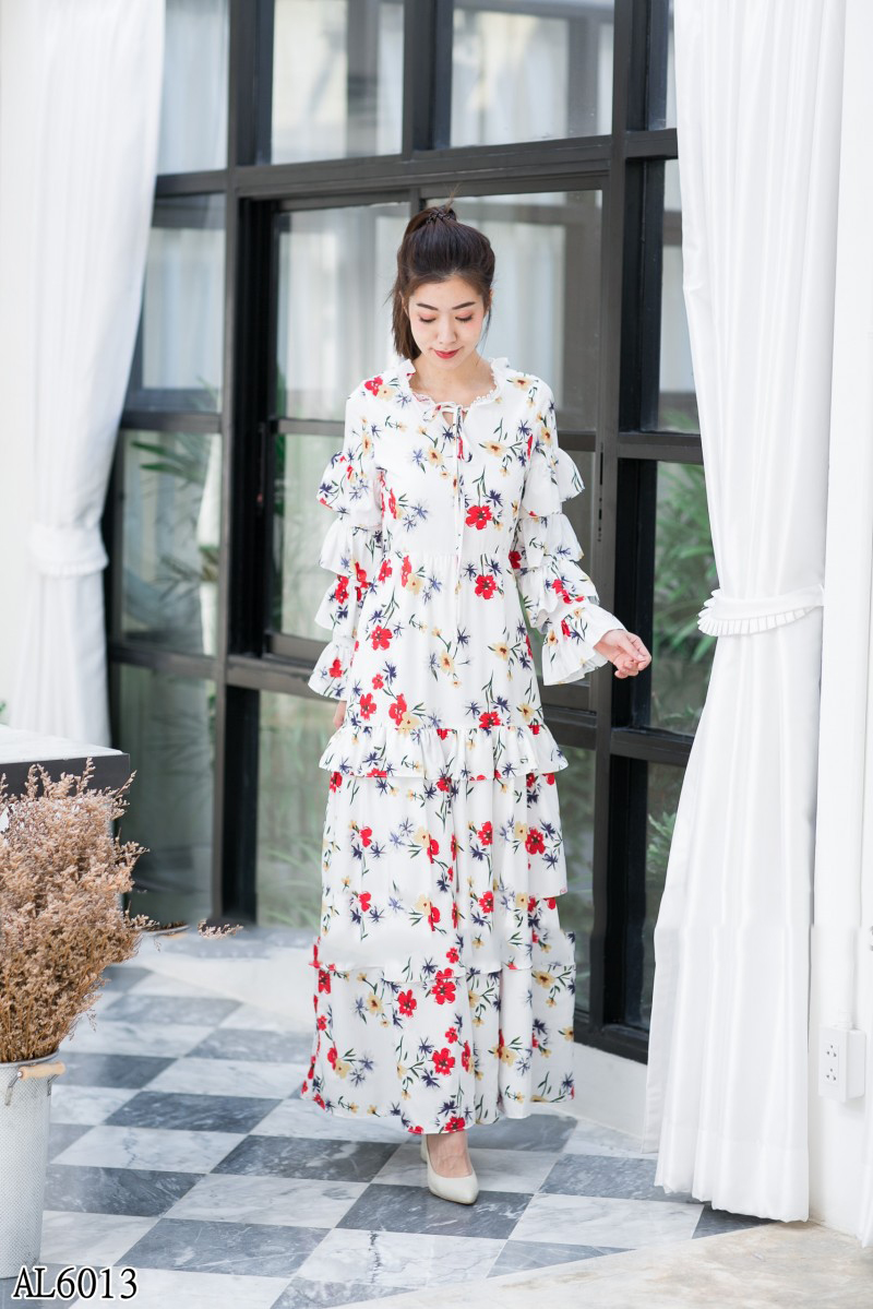 ชุดเดรสยาวลายดอกไม้ ทรงสุดฮิต แต่งกระโปรงกับแขนระบายเป็นชั้นๆ เพ้นลายผ้าสวยเว่อ