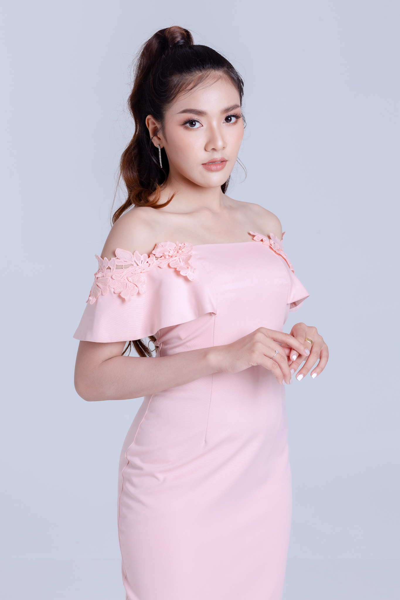 ชุดราตรี ชุดออกงาน ชุดไปงานแต่งงานงานสีชมพูโอรส เปิดไหล่แต่งดอกไม้ เดรสทรงเข้ารูป เรียบหรู สวยดูดี