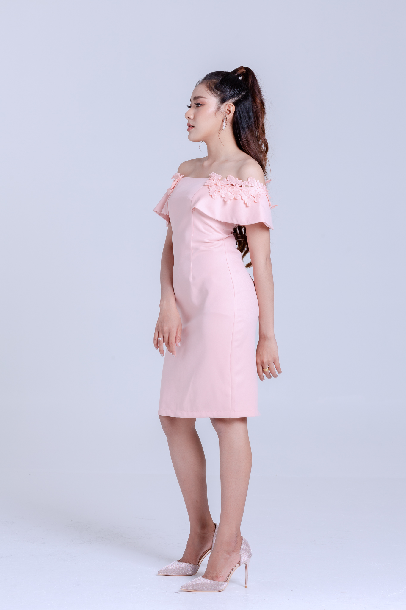 ชุดราตรี ชุดออกงาน ชุดไปงานแต่งงานงานสีชมพูโอรส เปิดไหล่แต่งดอกไม้ เดรสทรงเข้ารูป เรียบหรู สวยดูดี