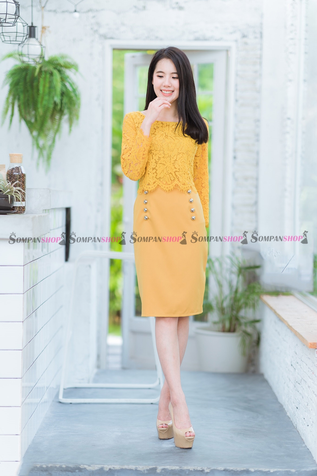 ชุดเดรสสีเหลือง ทรงเอเข้ารูป แต่งลูกไม้ แนวเรียบร้อย ใส่ทำงาน