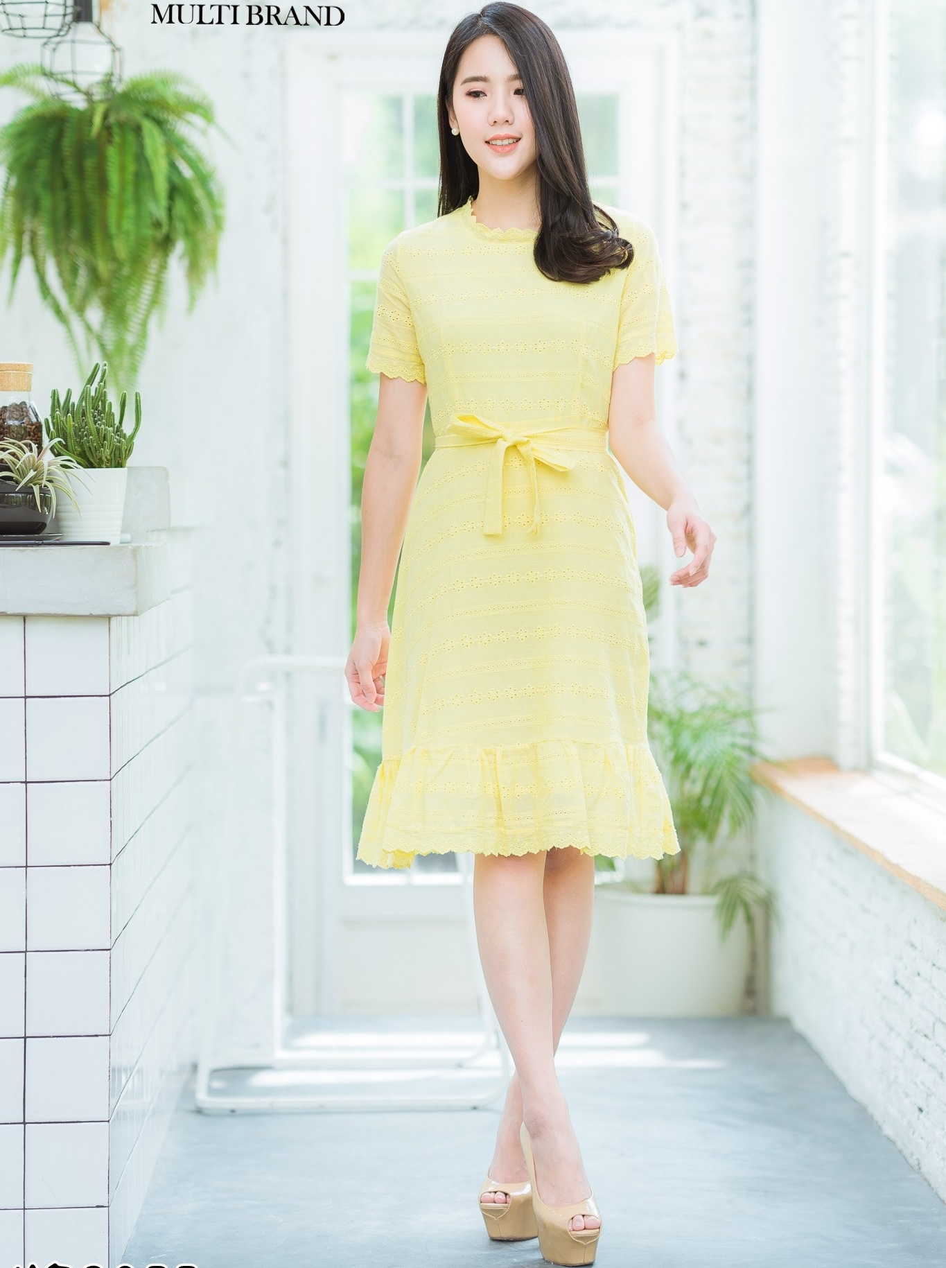 ชุดเดรสสั้นสีเหลือง ผ้าฉลุลาย คอปีน แขนสั้น กระโปรงทรงสอบแต่งระบาย แนวเรียบๆ สวย ดูดี ใส่ทำงานได้