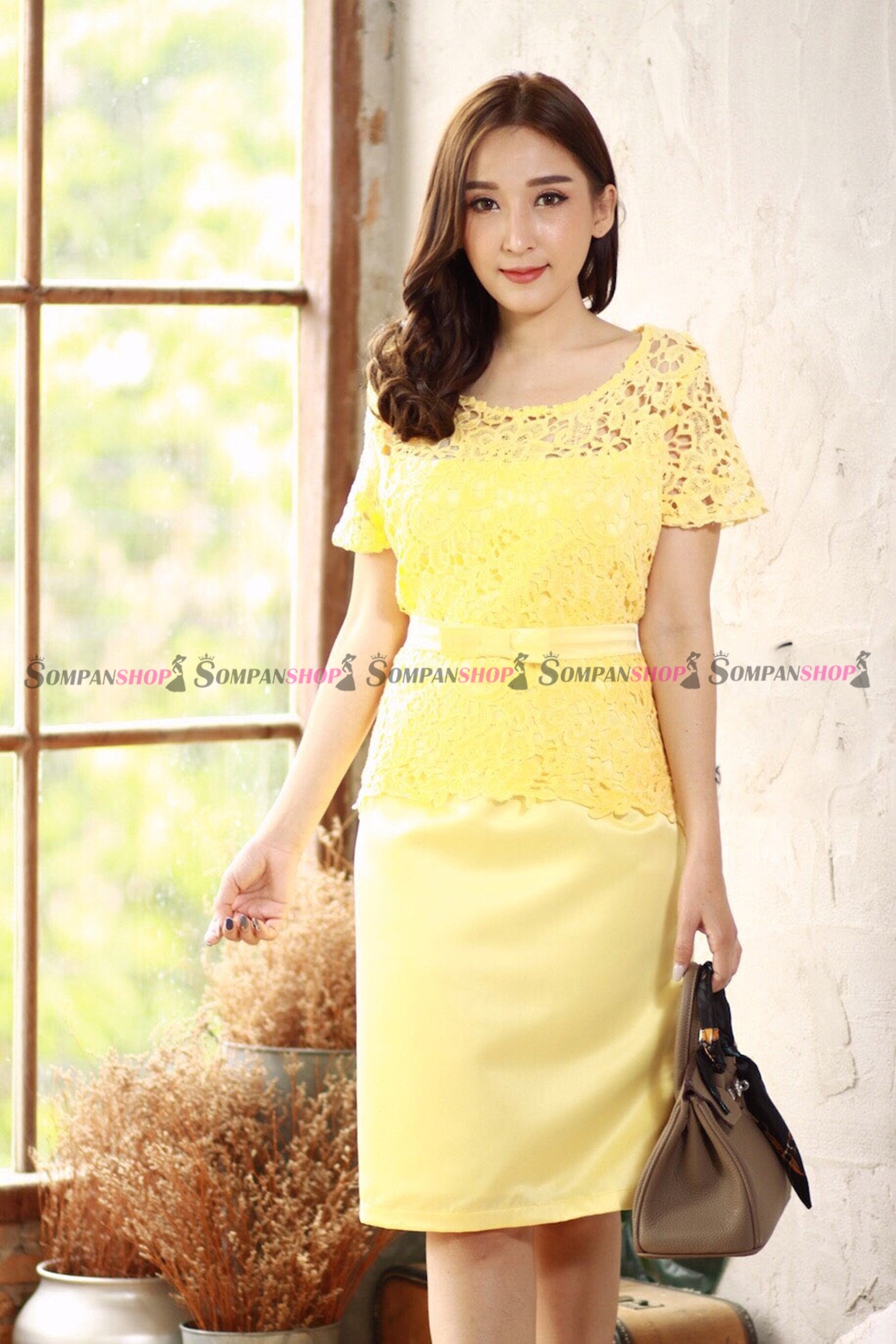 ชุดเดรสสั้นสีเหลือง ผ้าลูกไม้ เข้ารูป แต่งคลุมลูกไม้ 2ชั้นช่วงบนตัดเย็บด้วยลูกไม้อย่างดี