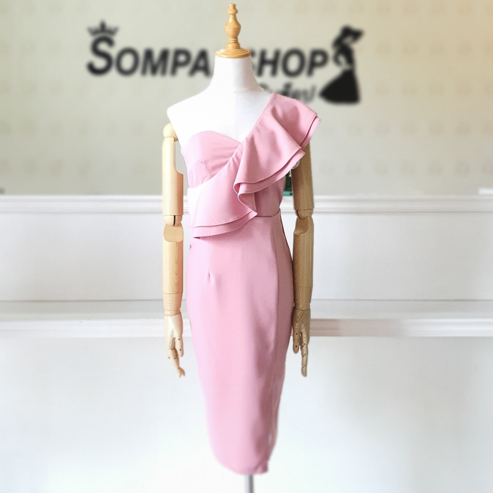 ชุดไปงานแต่งสีชมพู เดรสสั้นไหล่เฉียงแระบายทรงเข้ารูป เรียบหรู สวยๆ ดูแพง ชุดราตรี ชุดไปงานแต่ง ชุดออกงาน