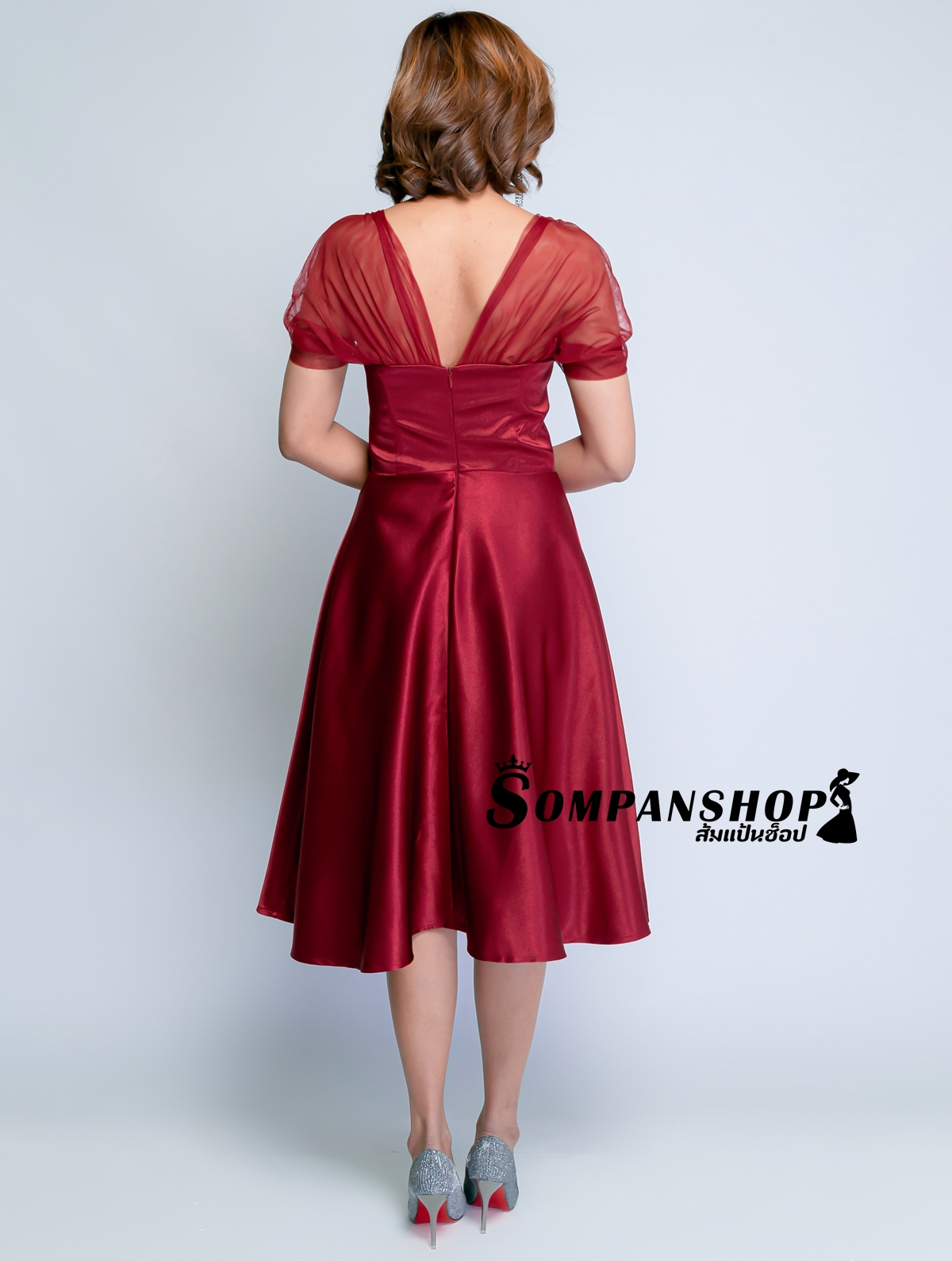 ชุดออกงานราตรีสั้นสีแดง ไหล่แต่งผ้าตาข่าย กระโปรงทรงบานคลุมเข่า สวยหวาน เรียบหรูดูแพง สวยสง่า ใส่ออกงาน ไปงานราตรี ไปงานแต่งงาน