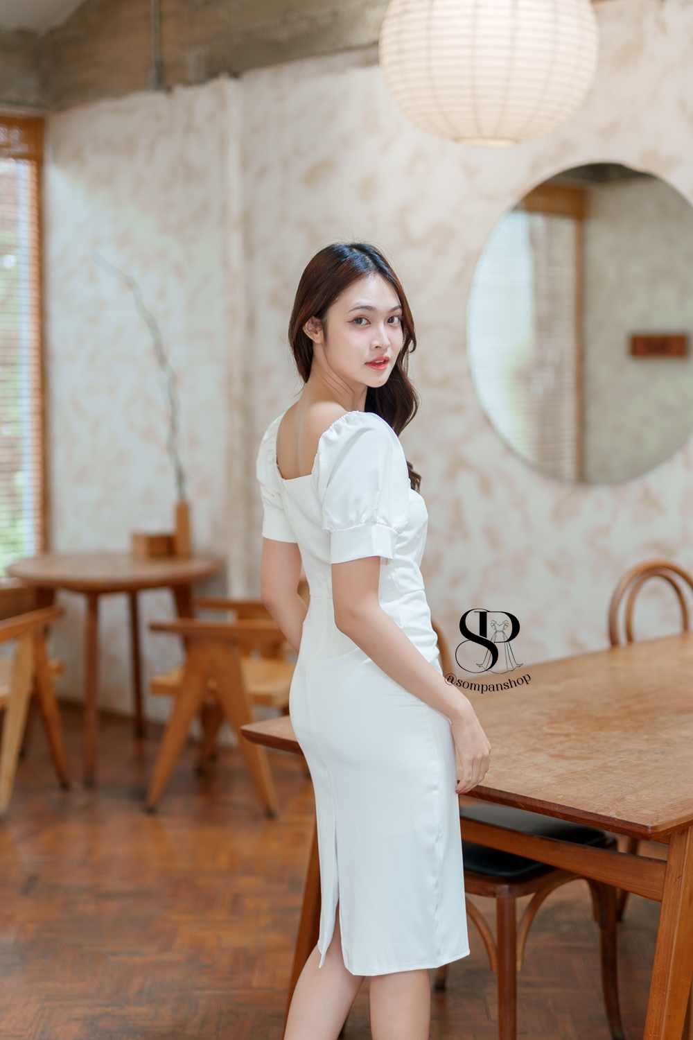 ชุดเดรสออกงานสีขาว ทรงเข้ารูป แขนสั้น เรียบหรูดูแพง สวยดูดี แบบสวยทันสมัย ใส่ออกงาน งานราตรี ไปงานแต่งกลางคืน