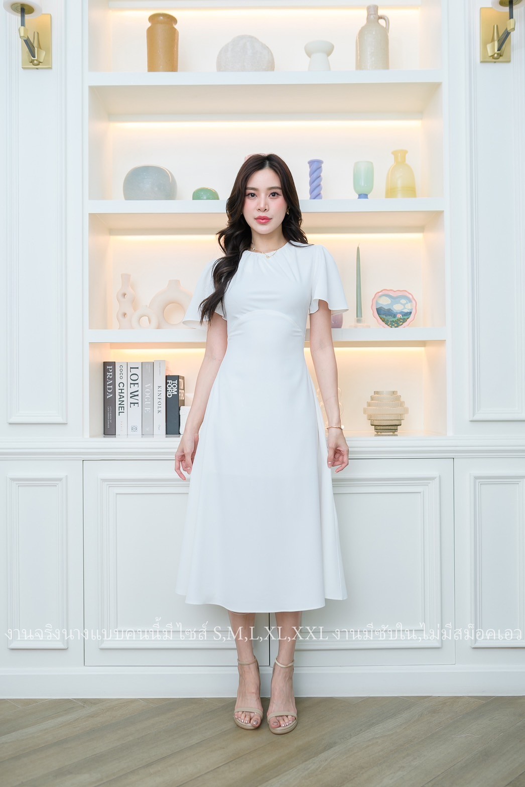ชุดออกงาน/ชุดไปงานแต่งสีขาว เดรสสั้นคอกลม แขนสั้นระบาย กระโปรงคลุมเข่า แนวเรียบหรู สวยดูดี ใส่ได้ทั้งงานกลางวัน/งานกลางคืน