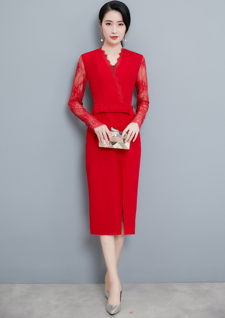 ชุดเดรสสั้นสีแดง ผ้าลูกไม้ คอวีป้ายแต่งลูกไม้ แขนยาวลูกไม้ ทรงเข้ารูป กระโปรงคลุมเข่าทรงสอบผ่าหน้า