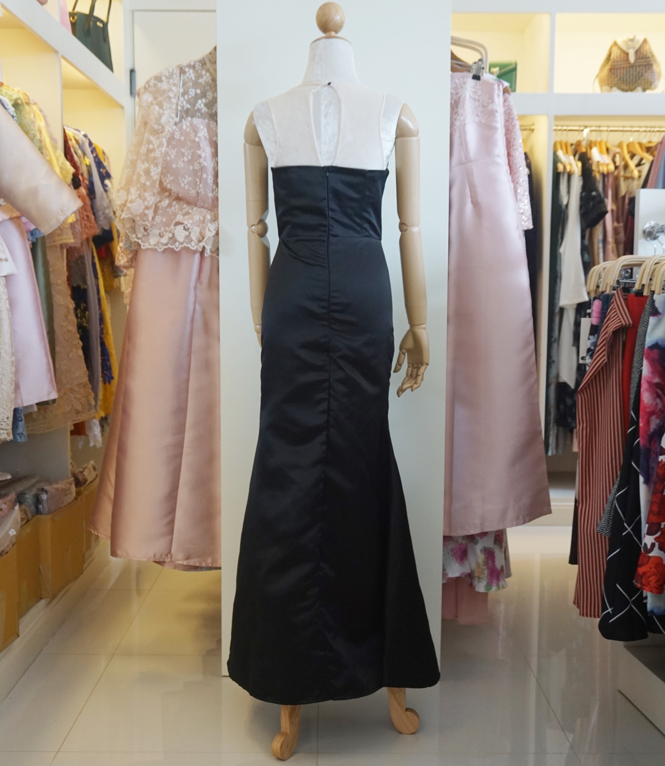 ชุดออกงานราตรียาวสีดำ ทรงเข้ารูป แขนกุด กระโปรงทรงหางปลา