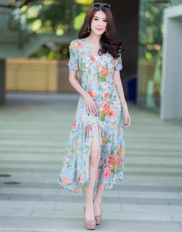 ชุดเดรสยาวสีเทาลายดอกไม้