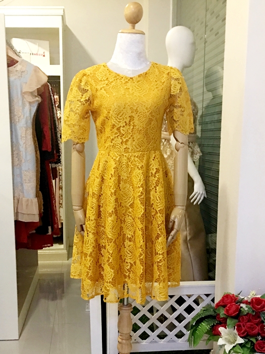 ชุดเดรสสีเหลือง ผ้าลูกไม้ คอกลม แขนระบาย กระโปรงยาวทรงบาน