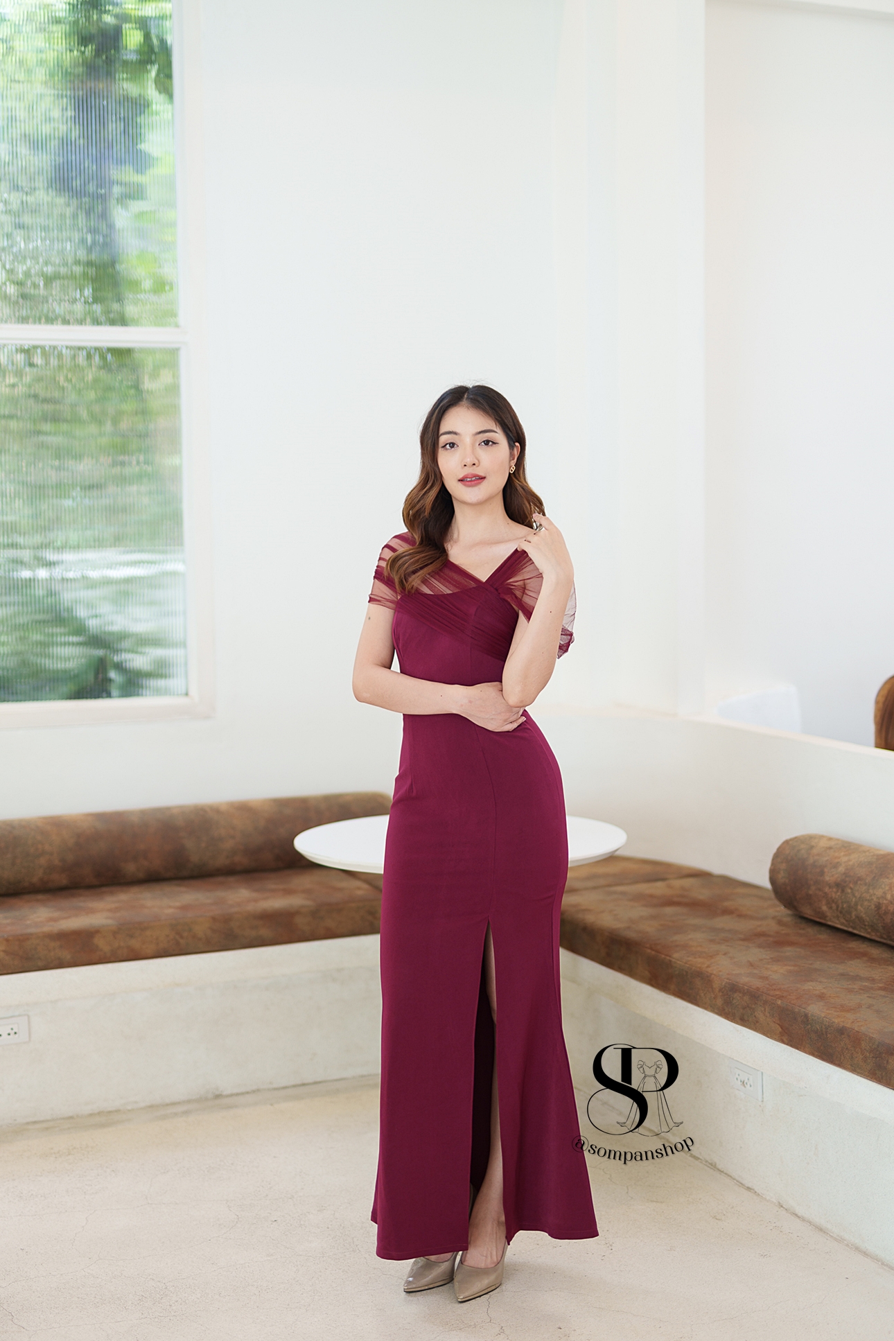 ชุดราตรียาวสีแดง สไตล์เรียบหรูดูแพง ไหล่แต่งผ้าซีทรู กระโปรงยาวผ่าหน้า เหมาะสำหรับใส่เป็นชุดราตรี ชุดไปงานแต่งงาน ชุดเพื่อนเจ้าสาว ชุดไปงานเลี้ยงต่างๆ