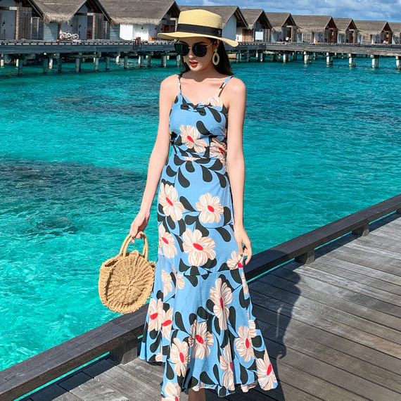 ชุดเดรสยาวลายดอกไม้สีฟ้า สายเดี่ยว แฟชั่นชุดไปเที่ยวทะเลสวยๆ ใส่เดินเล่นริมทะเล ใส่ถ่ายรูป