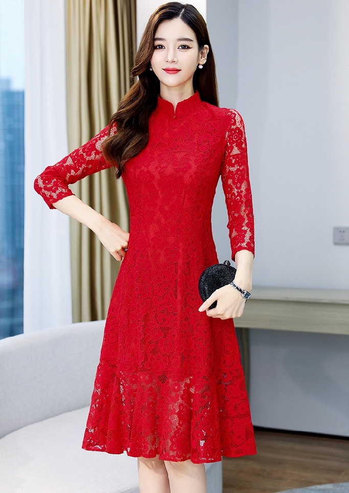 ชุดเดรสลูกไม้สีแดง