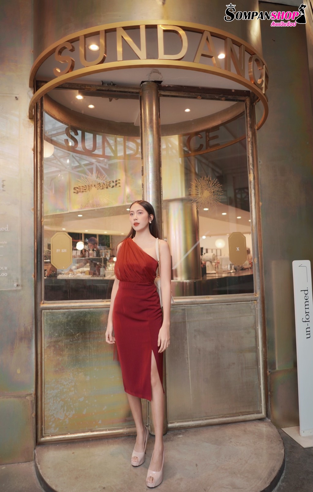 ชุดราตรี ชุดออกงาน ชุดไปงานแต่งงานสีแดงเลือดหมู ไหล่เฉียงข้างแต่งผ้าซีทรู เรียบหรู สวยดูดี